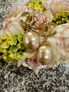 Vintage CHANEL 100/% Authentic 94A Coco Chanel Faux Pearl Clip-On Earrings